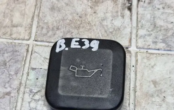 BMW 5 E39 Oil filler cap 11121743294