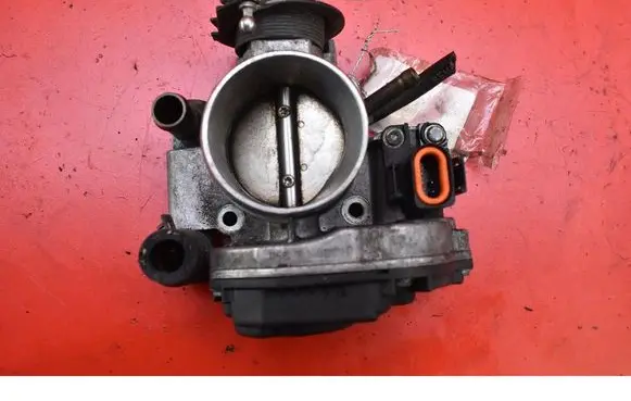 Volkswagen PASSAT B5 Throttle body valve 058133063H