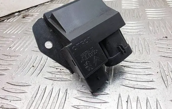 Peugeot 208 I Coolant fan relay 9662872380