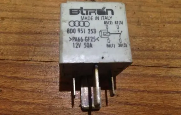 Volkswagen PASSAT B5.5 Other relay 8d0951253