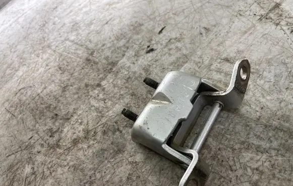 Nissan Navara D40 Rear door upper hinge
