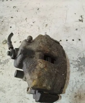 Volkswagen PASSAT B6 Front brake caliper
