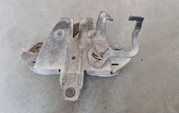 Mitsubishi Pajero Sport I Engine bonnet/hood lock/catch
