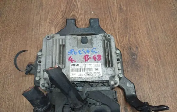 KIA Sportage Engine control unit/module 0281017695