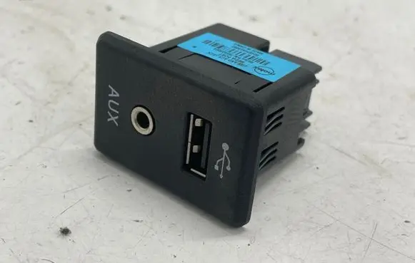 Nissan Qashqai USB socket connector 