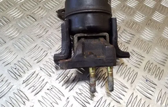 Toyota RAV 4 (XA20) Engine mount bracket