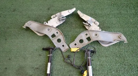 Mercedes-Benz GLA H247 Engine bonnet/hood hinges