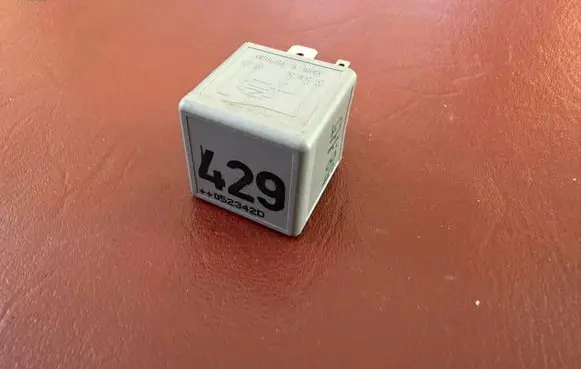 Volkswagen Polo IV 9N3 Other relay 1J0906381 V23134B63X383