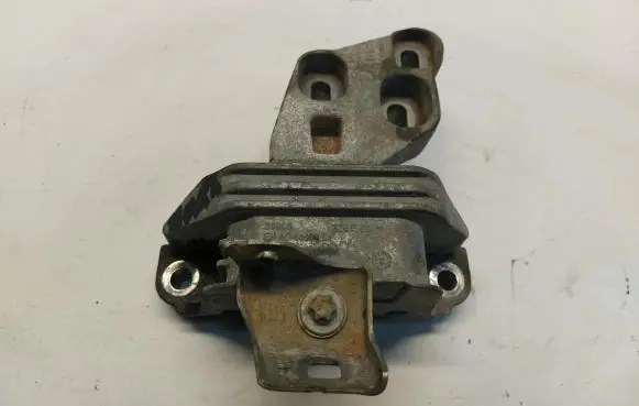 Mercedes-Benz CLA C117 X117 W117 Gearbox mounting bracket a2462402613