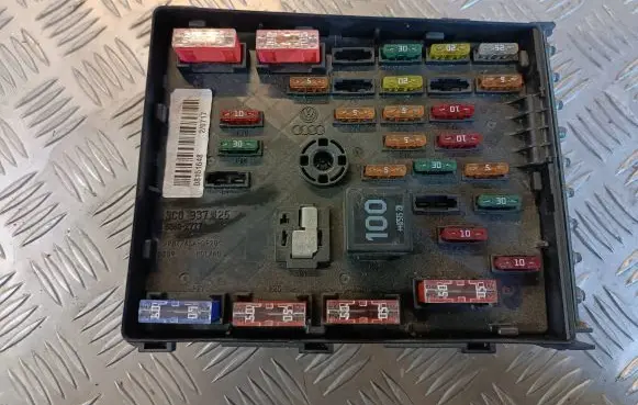 Volkswagen PASSAT B6 Fuse box set 3C0937125 63592777