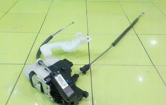 Hyundai Santa Fe Front door lock 814202W0301