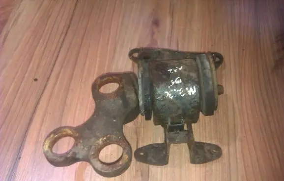 Mazda 323 Engine mount bracket