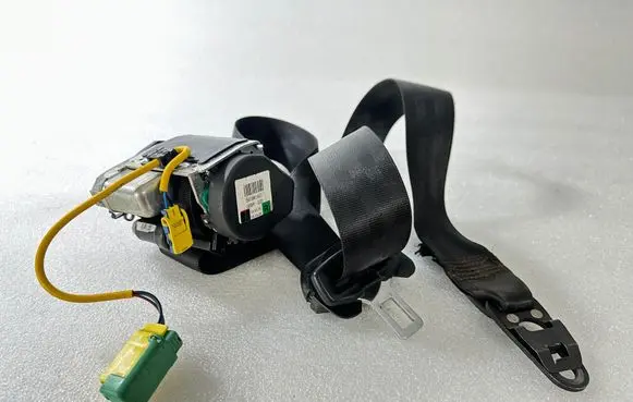 Volkswagen Touareg I Front seatbelt 7L0857705H