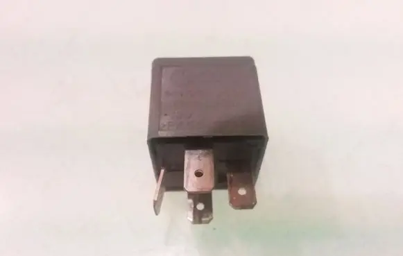 Volkswagen PASSAT B5 Other relay 141951253B V23134B52X227