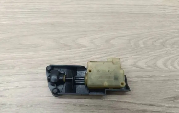 Fuel tank cap lock