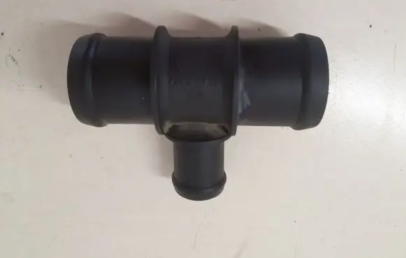 Volkswagen PASSAT B6 Engine coolant pipe/hose 323220