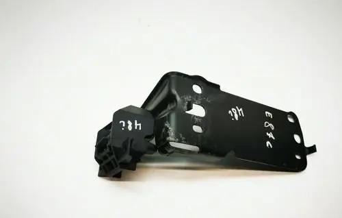BMW 1 E82 E88 Radiator mount bracket 7117811 51647117811 7591647