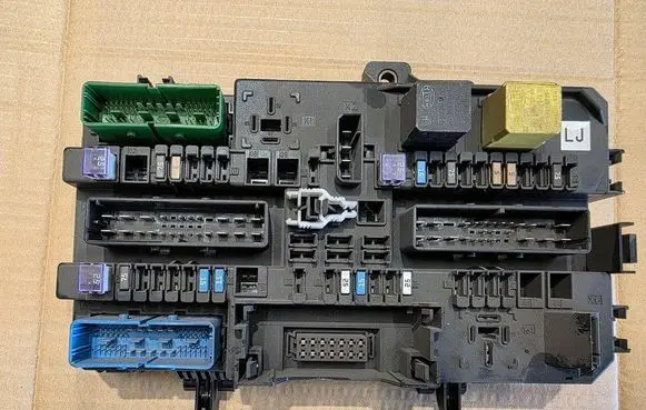 Opel Astra H Fuse module 13268287 5DK00866925
