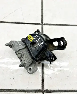 Toyota RAV 4 (XA40) Engine mount bracket 