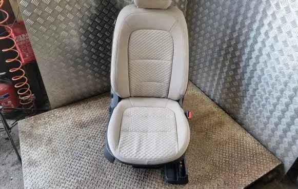 Ford Escape IV Front passenger seat 