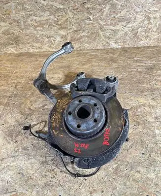 Mercedes-Benz C W205 Front wheel hub