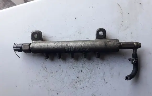 Nissan X-Trail T30 Fuel distributor 08D1323