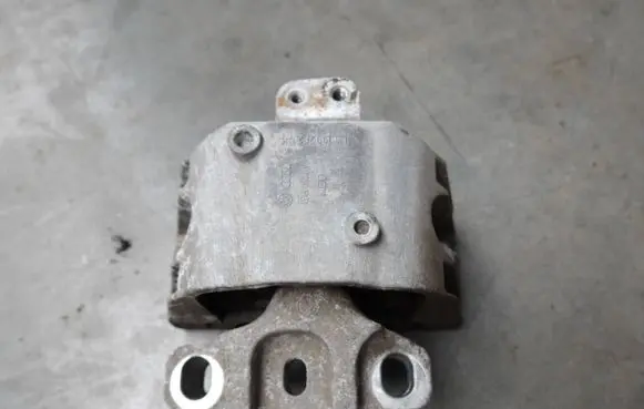 Volkswagen New Beetle Engine mount bracket 1J0199262BK
