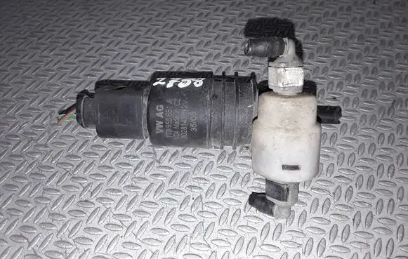 Volkswagen Golf Plus Windscreen/windshield washer pump 1T0955651A