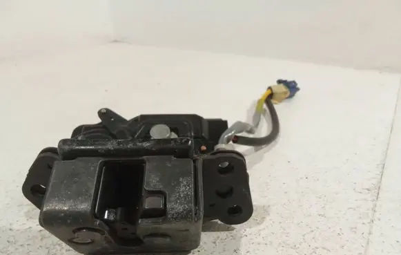 Toyota Avensis T250 Trunk lock loop 