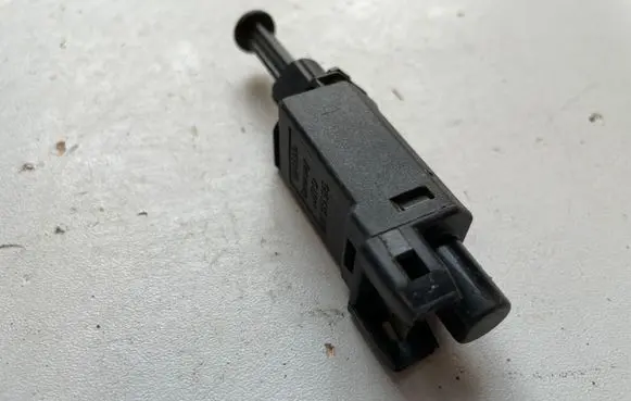 Volkswagen PASSAT B5 Brake pedal sensor switch 191945515