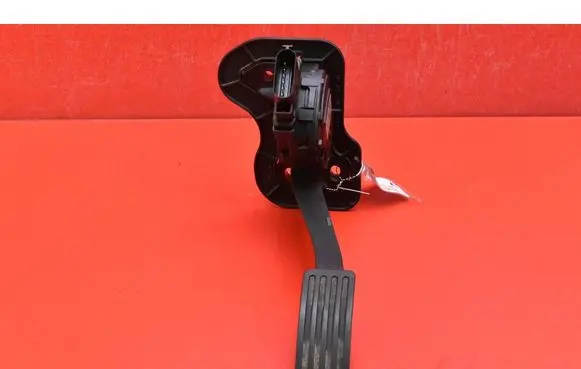 Accelerator throttle pedal