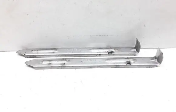 Headlight/headlamp mounting bracket