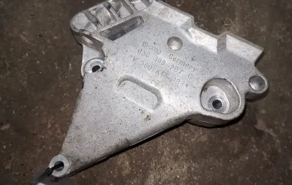 Volkswagen PASSAT B6 Engine mounting bracket 03G199207G