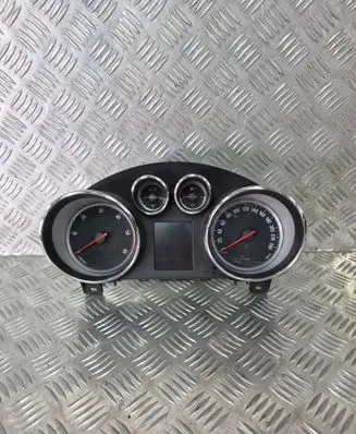 Opel Zafira C Speedometer (instrument cluster) 13442453