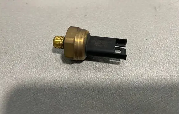 BMW 3 E92 E93 Fuel pressure sensor 7547883