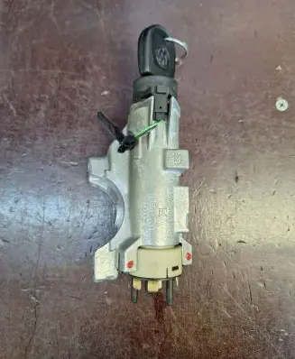 Volkswagen PASSAT B5 Ignition lock 4D0905851E