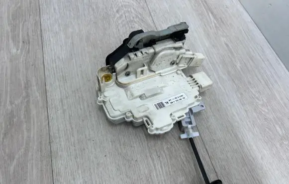 Porsche Cayenne (92A) Front door lock 4G1837015A