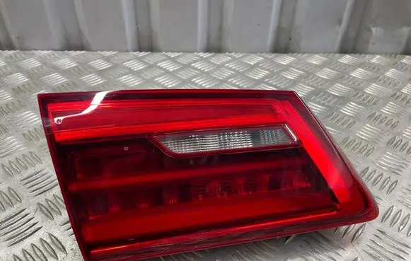 Tailgate rear/tail lights