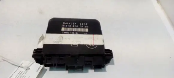 Mercedes-Benz E W210 Door control unit/module 2108207526
