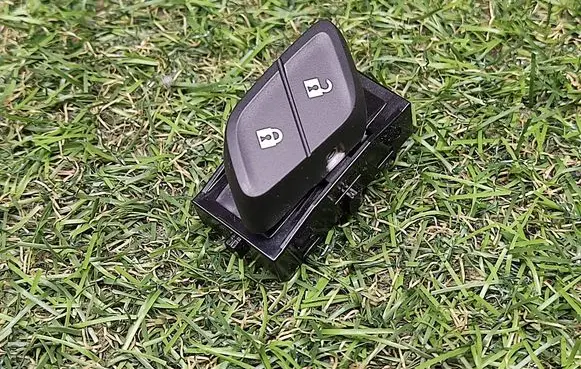 Chevrolet Cruze II Central locking switch button 13423093