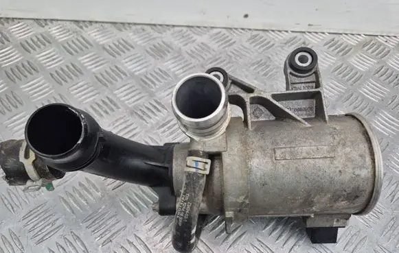 Mercedes-Benz C W205 Water pump A2742000207