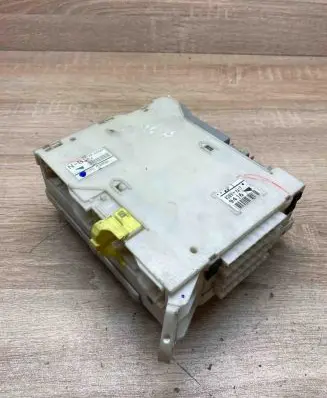 Lexus IS 220D-250-350 Fuse module 8273053020 02096A17