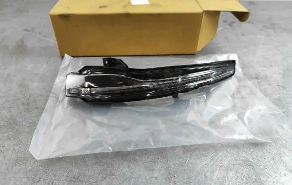 Mercedes-Benz C AMG W205 Mirror indicator light 32101313