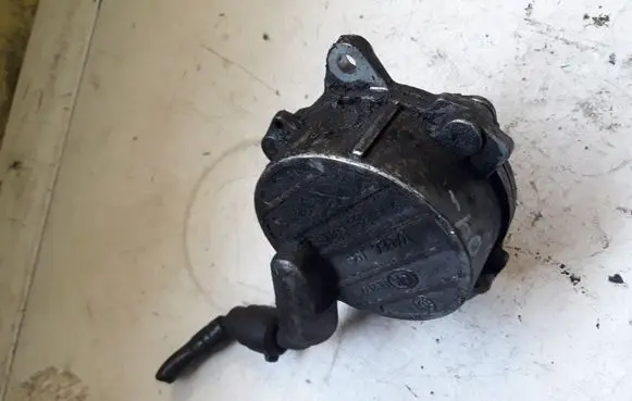Mercedes-Benz E W211 Vacuum pump A6112300065