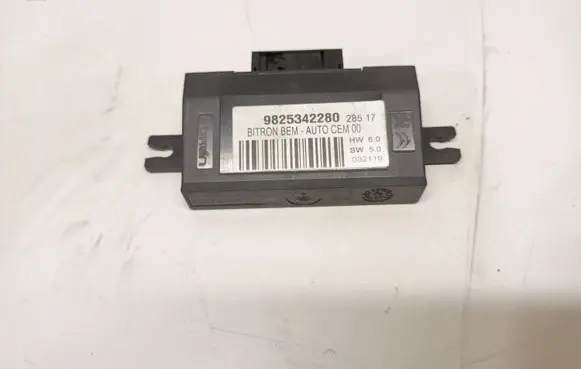 Peugeot 3008 II Door control unit/module 9825342280