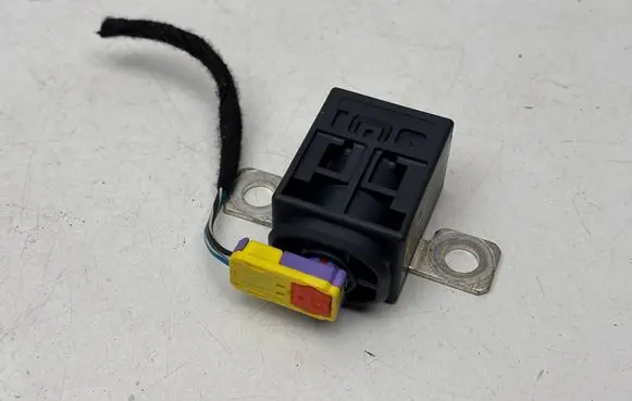 Audi A4 S4 B8 8K Battery relay fuse 4F0915519
