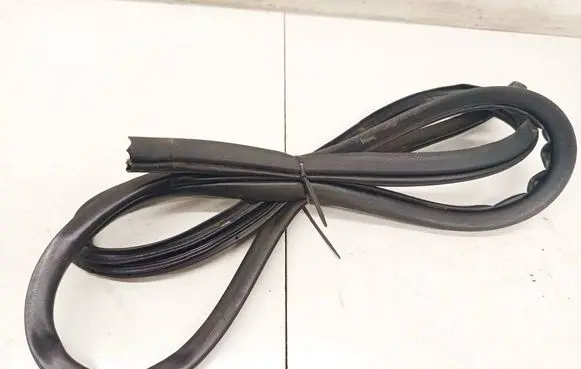 Toyota Avensis T250 Rubber seal rear door 