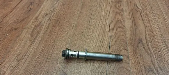 Oil filter mounting bracket