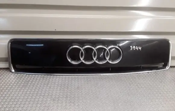 Audi A2 Front bumper upper radiator grill 8Z0853321