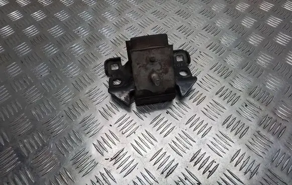 Nissan Navara D40 Engine mount bracket